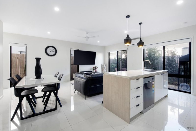 Photo - 31/7 Angela Way, Pimpama QLD 4209 - Image 2