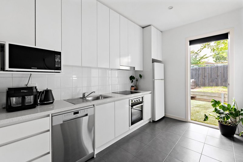 Photo - 3/187 Beach Street, Frankston VIC 3199 - Image 2