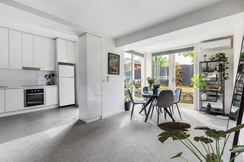 Photo - 3/187 Beach Street, Frankston VIC 3199 - Image 3