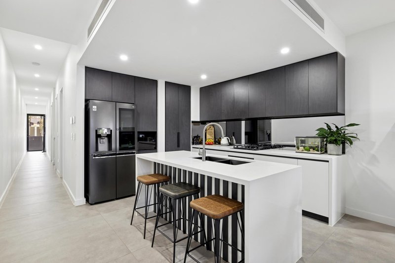 Photo - 3/19 Thompson Avenue, Moorebank NSW 2170 - Image 2