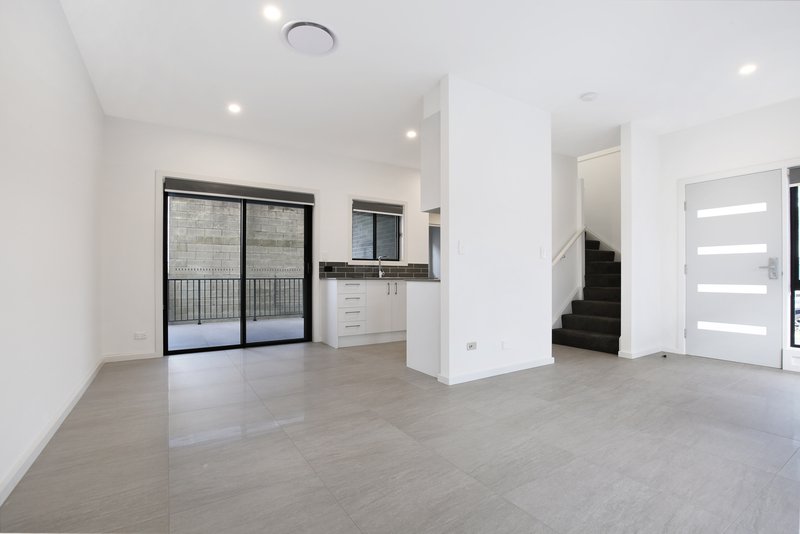 Photo - 3/2-4 Finlayson Street, Wollongong NSW 2500 - Image 2