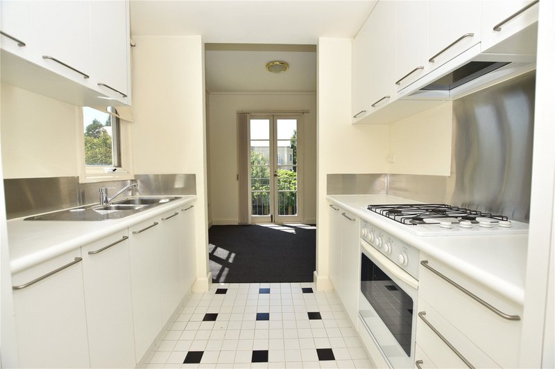 Photo - 3/2-6 Wellington Crescent, East Melbourne VIC 3002 - Image 3