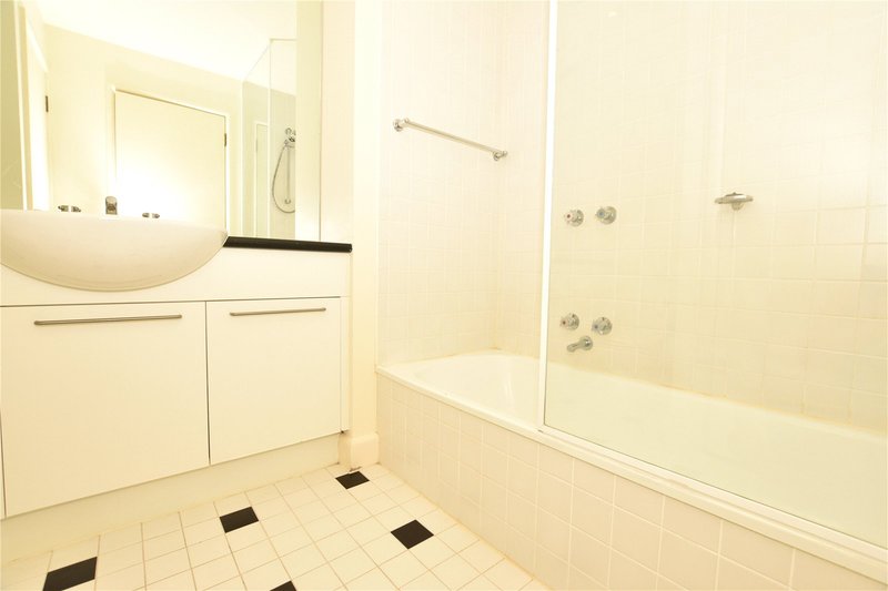 Photo - 3/2-6 Wellington Crescent, East Melbourne VIC 3002 - Image 8