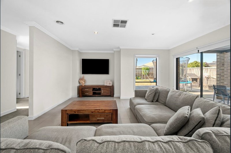 Photo - 32 Arnolds Creek Boulevard, Harkness VIC 3337 - Image 3