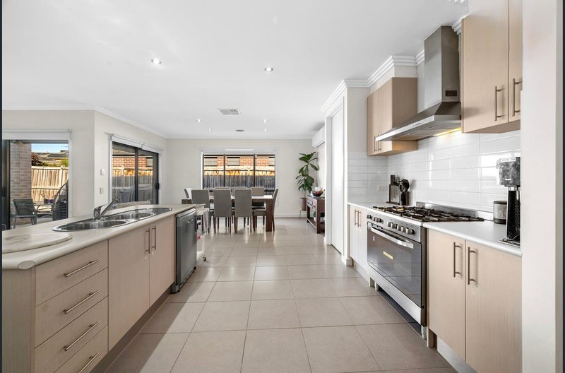 Photo - 32 Arnolds Creek Boulevard, Harkness VIC 3337 - Image 6