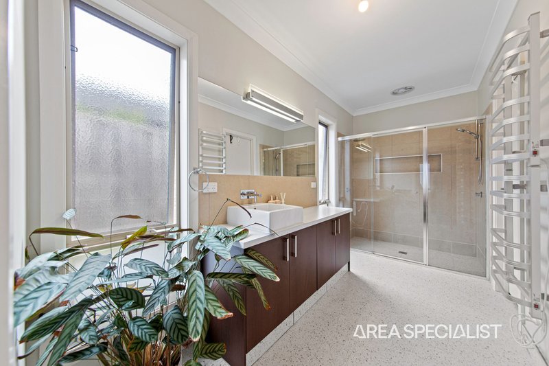 Photo - 32 Arthur Phillip Drive, Pakenham VIC 3810 - Image 9