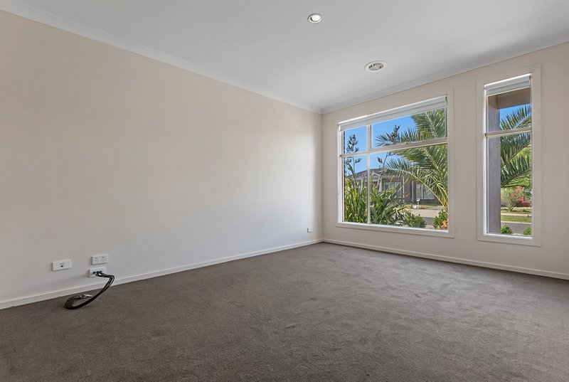 Photo - 32 Ballybunion Avenue, Craigieburn VIC 3064 - Image 3