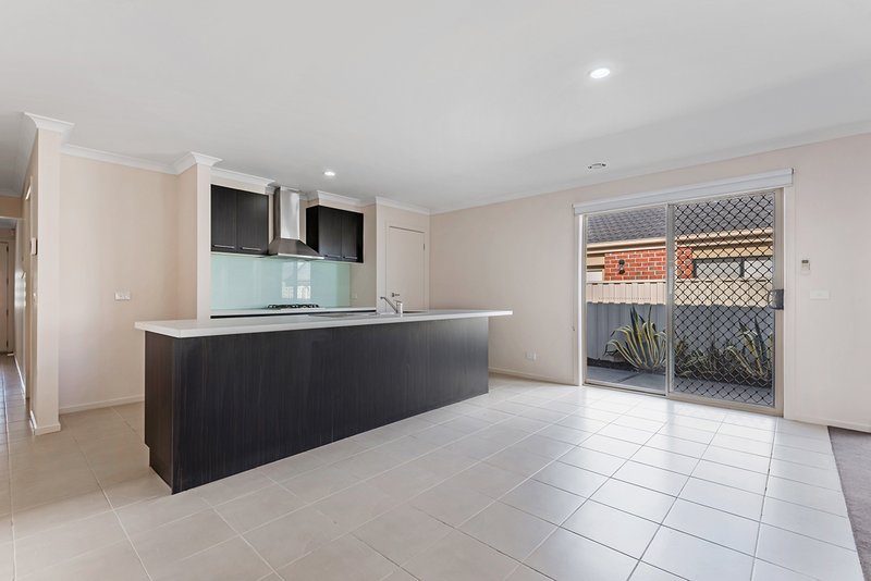 Photo - 32 Ballybunion Avenue, Craigieburn VIC 3064 - Image 7