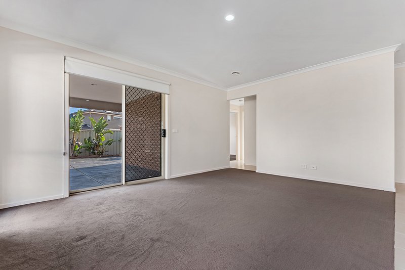 Photo - 32 Ballybunion Avenue, Craigieburn VIC 3064 - Image 8