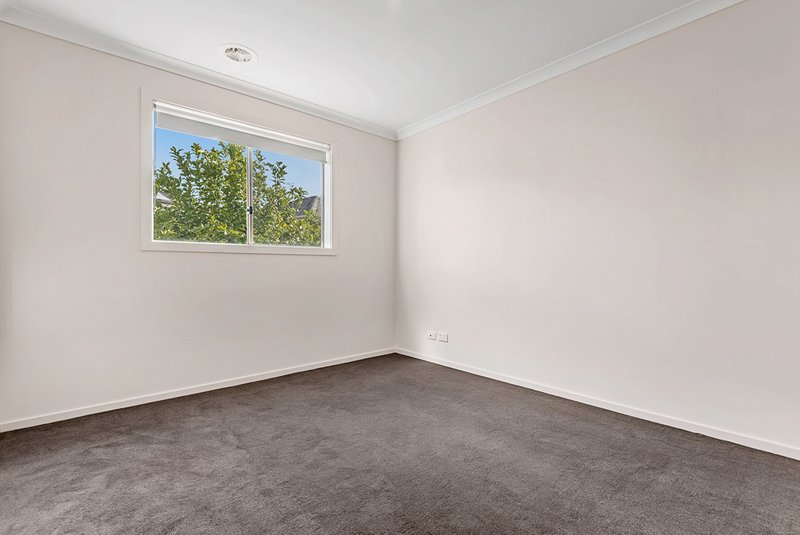 Photo - 32 Ballybunion Avenue, Craigieburn VIC 3064 - Image 10