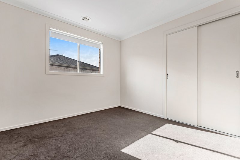 Photo - 32 Ballybunion Avenue, Craigieburn VIC 3064 - Image 11