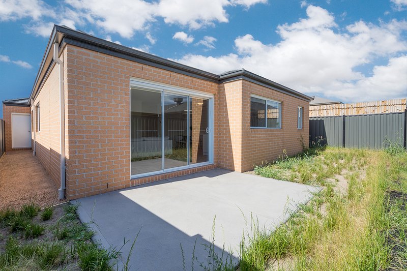 Photo - 32 Banjolina Circuit, Craigieburn VIC 3064 - Image 15