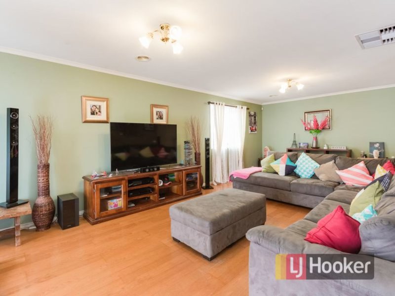 Photo - 32 Banyalla Drive, Cranbourne West VIC 3977 - Image 2