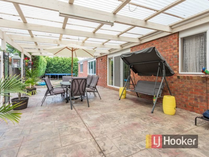 Photo - 32 Banyalla Drive, Cranbourne West VIC 3977 - Image 8