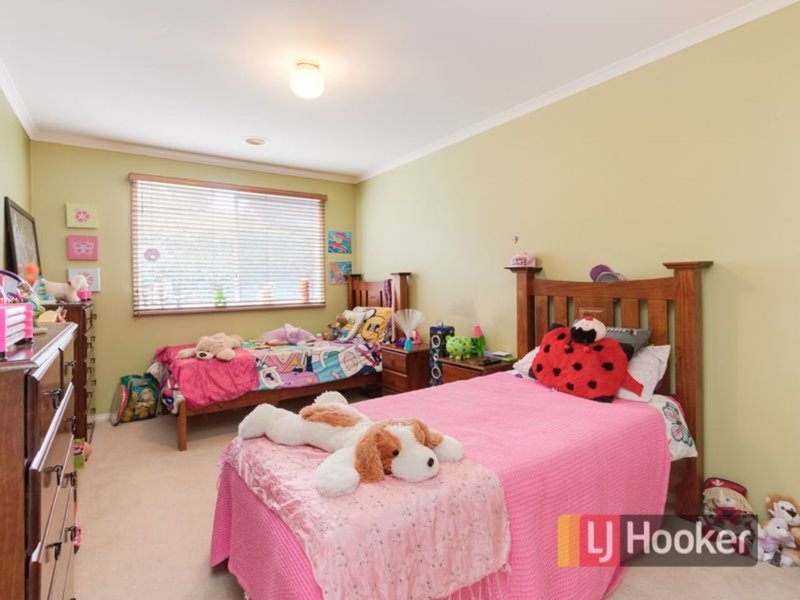 Photo - 32 Banyalla Drive, Cranbourne West VIC 3977 - Image 9