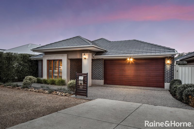 32 Barrington Circuit, Caroline Springs VIC 3023