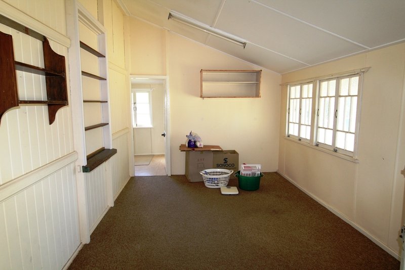 Photo - 32 Bellambi Street, Toogoolawah QLD 4313 - Image 7