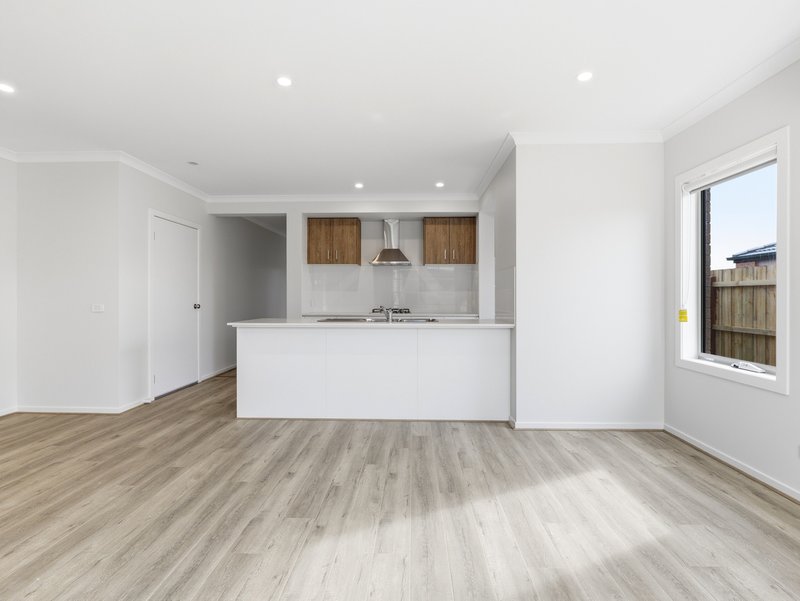 Photo - 32 Bindaree Drive, Melton South VIC 3338 - Image 4