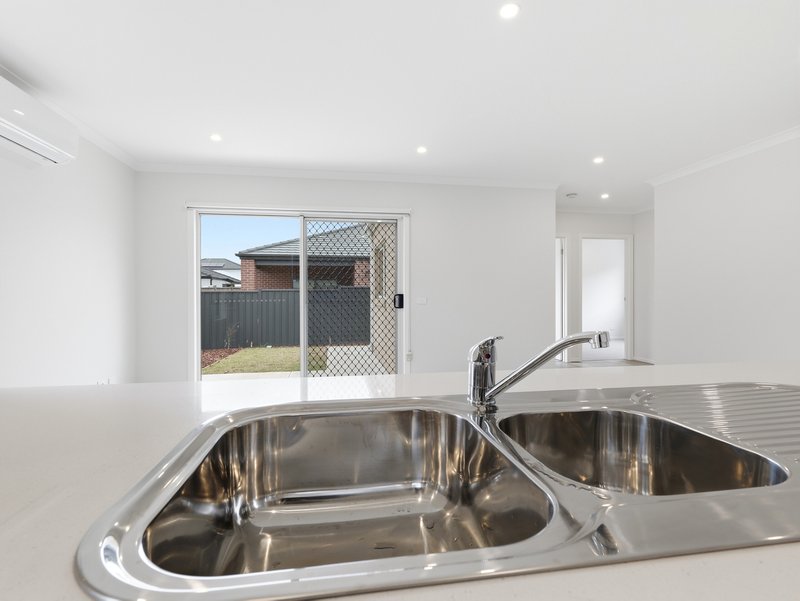 Photo - 32 Bindaree Drive, Melton South VIC 3338 - Image 10