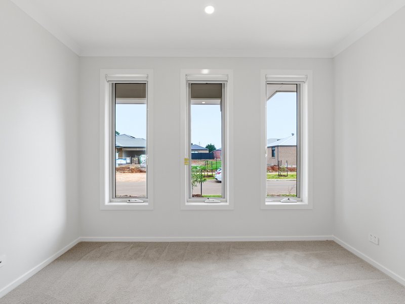 Photo - 32 Bindaree Drive, Melton South VIC 3338 - Image 12