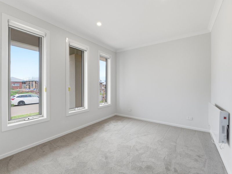 Photo - 32 Bindaree Drive, Melton South VIC 3338 - Image 13