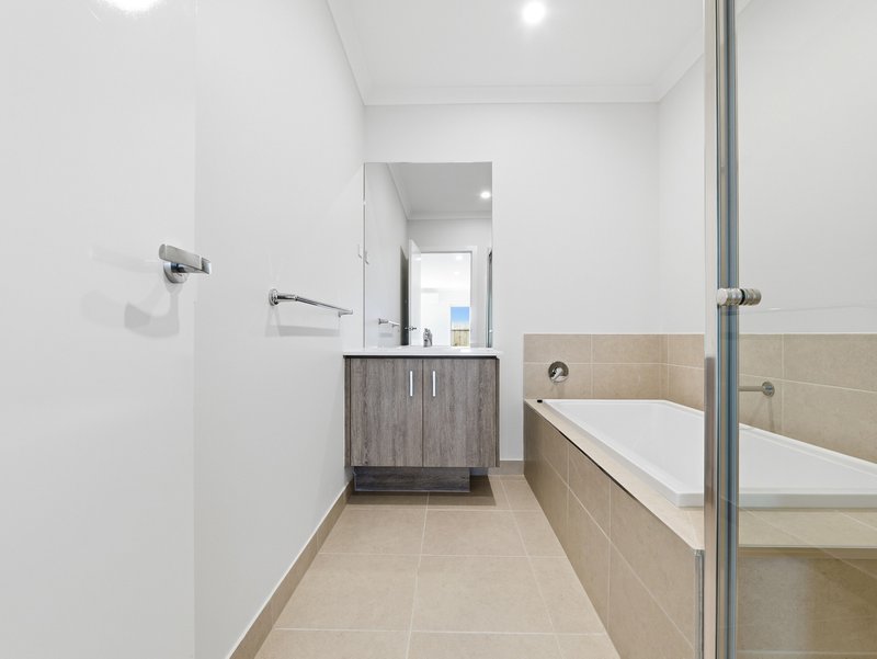 Photo - 32 Bindaree Drive, Melton South VIC 3338 - Image 24