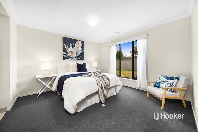 Photo - 32 Breakwater Crescent, Point Cook VIC 3030 - Image 8