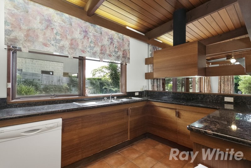 Photo - 32 Caithness Crescent, Glen Waverley VIC 3150 - Image 3