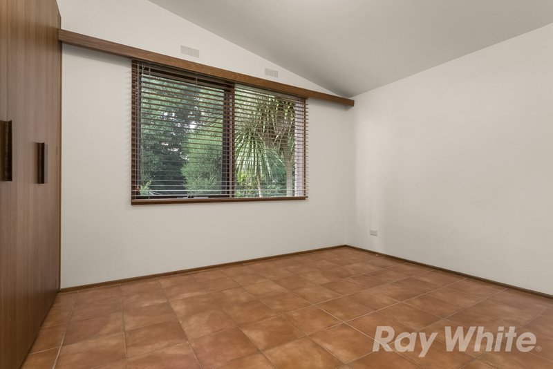 Photo - 32 Caithness Crescent, Glen Waverley VIC 3150 - Image 6