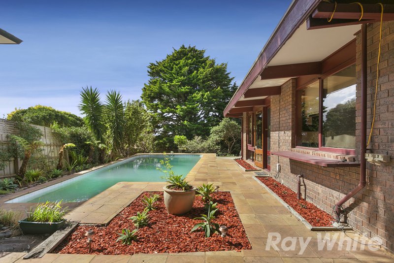 Photo - 32 Caithness Crescent, Glen Waverley VIC 3150 - Image 8