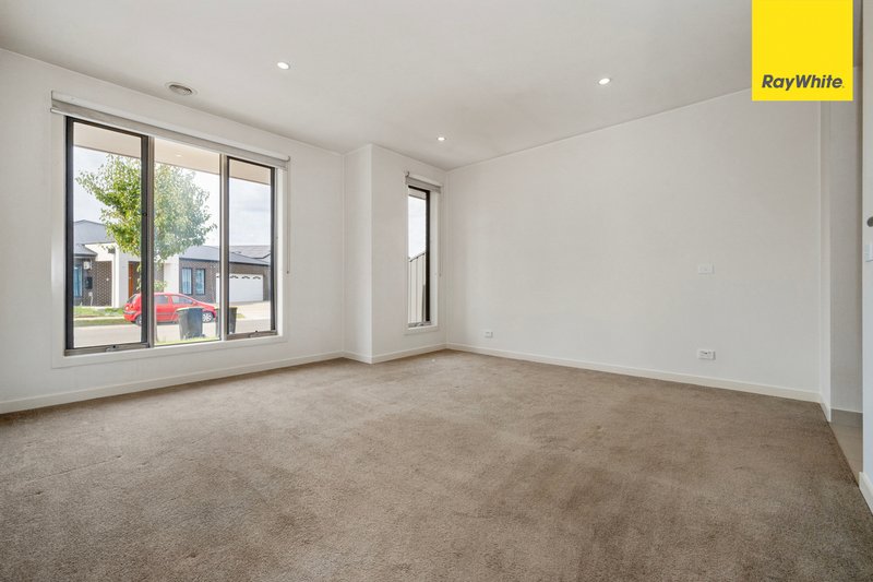 Photo - 32 Canterbury Circuit, Melton South VIC 3338 - Image 2