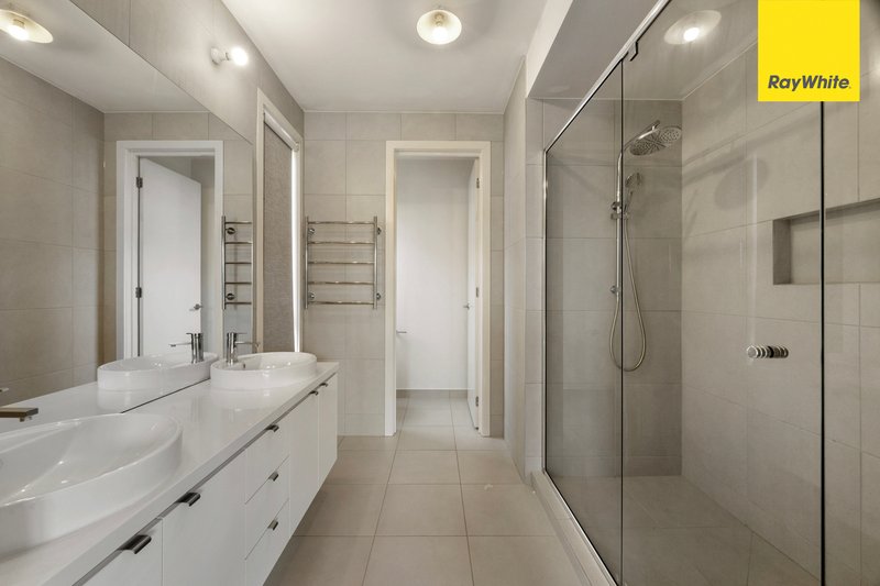Photo - 32 Canterbury Circuit, Melton South VIC 3338 - Image 3