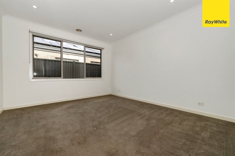 Photo - 32 Canterbury Circuit, Melton South VIC 3338 - Image 4