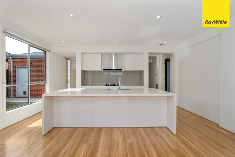 Photo - 32 Canterbury Circuit, Melton South VIC 3338 - Image 5