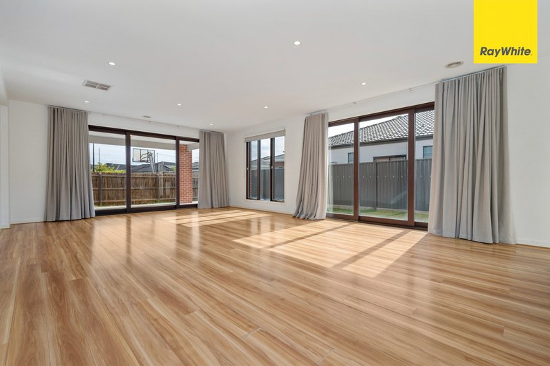 Photo - 32 Canterbury Circuit, Melton South VIC 3338 - Image 6