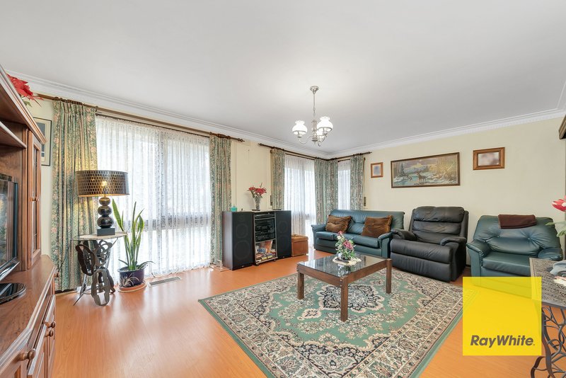 Photo - 32 Central Avenue, Altona Meadows VIC 3028 - Image 4