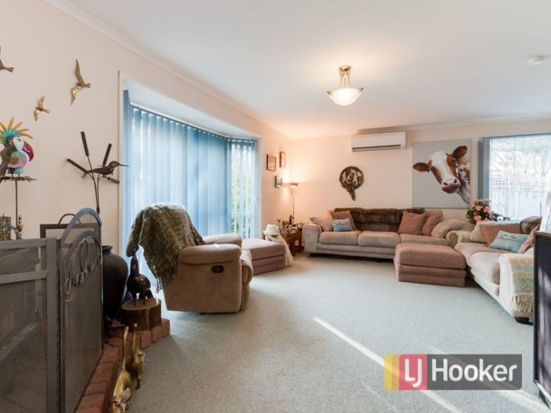 Photo - 32 Collison Road, Cranbourne East VIC 3977 - Image 2