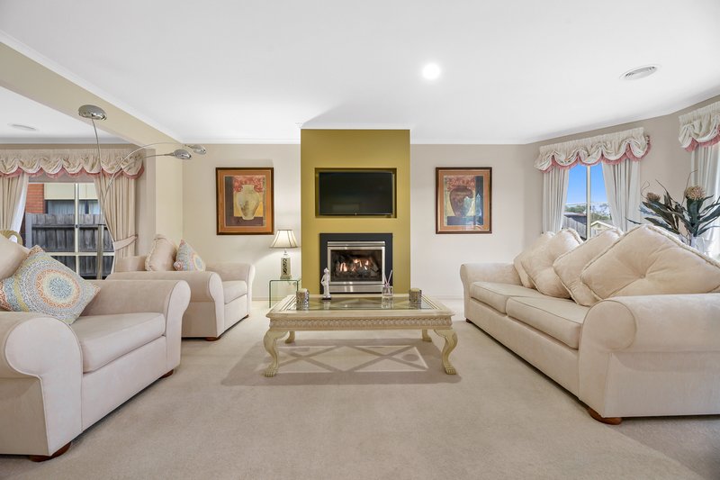 Photo - 32 Cromford Crescent, Narre Warren South VIC 3805 - Image 4