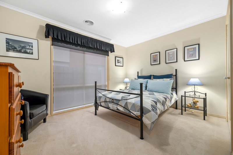 Photo - 32 Cromford Crescent, Narre Warren South VIC 3805 - Image 11