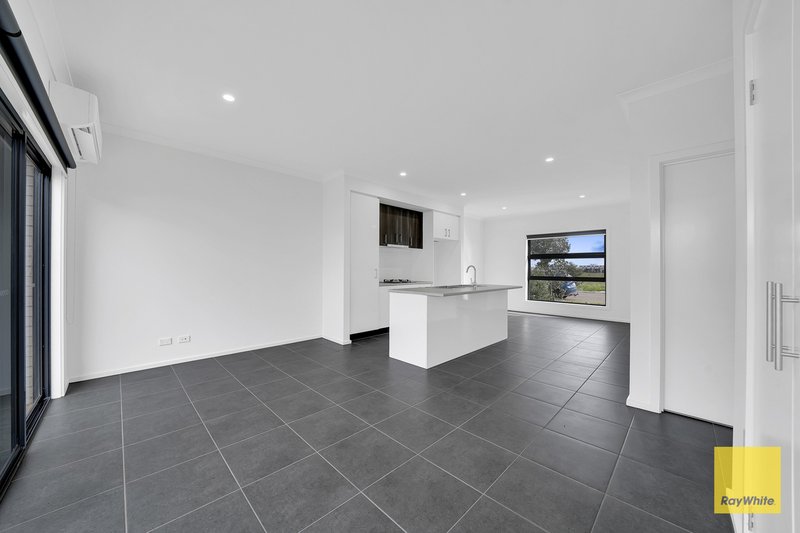 Photo - 32 Dexter Street, Deanside VIC 3336 - Image 4
