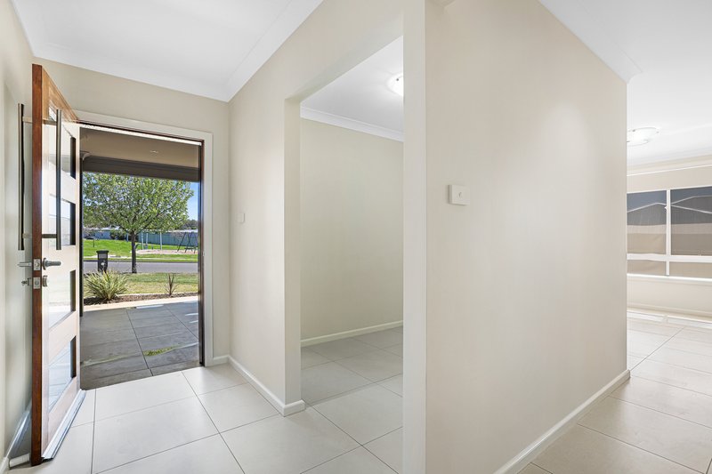 Photo - 32 Falcon Drive, Tamworth NSW 2340 - Image 3