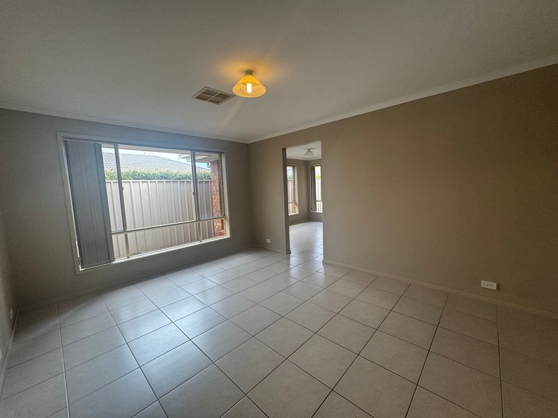Photo - 32 Gloucester Drive, Craigmore SA 5114 - Image 5
