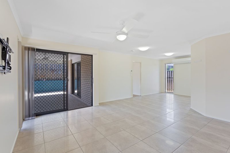 Photo - 32 Grainger Cct , Burpengary QLD 4505 - Image 2