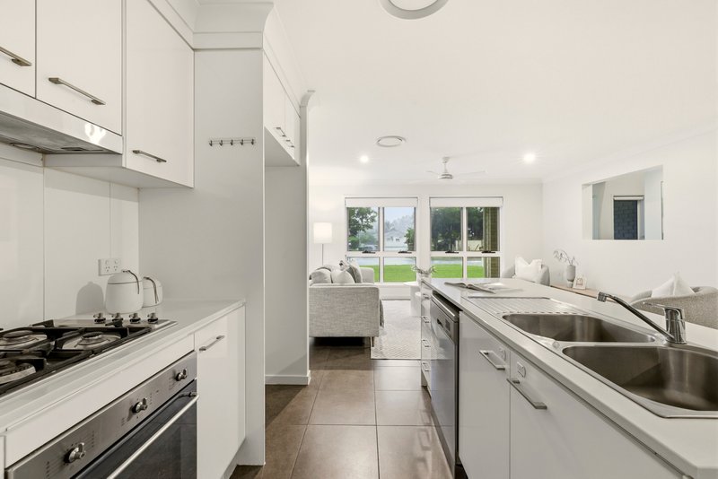 Photo - 32 Grevillea Place, Bridgeman Downs QLD 4035 - Image 3