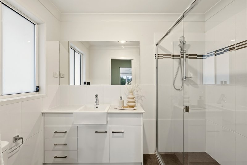 Photo - 32 Grevillea Place, Bridgeman Downs QLD 4035 - Image 7