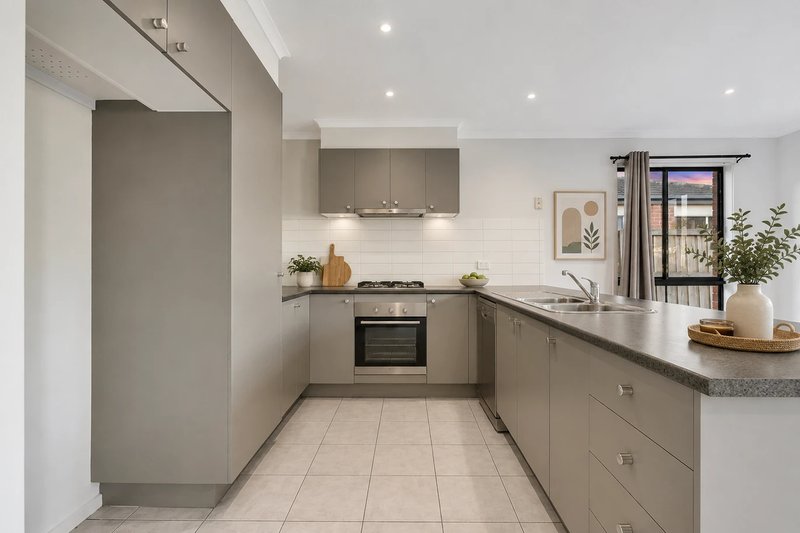 Photo - 32 Hamish Drive, Tarneit VIC 3029 - Image 5