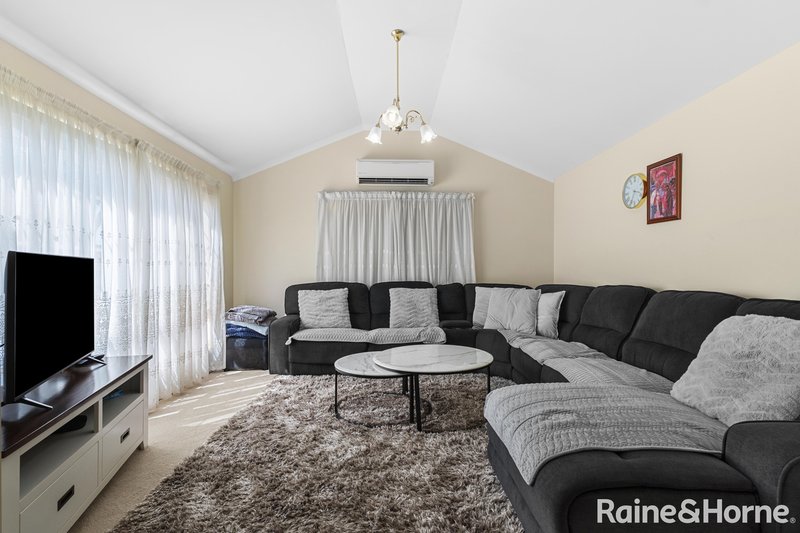 Photo - 32 Hannah Avenue, Hillside VIC 3037 - Image 3