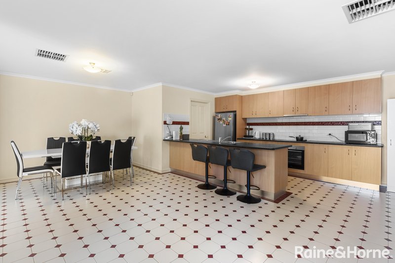 Photo - 32 Hannah Avenue, Hillside VIC 3037 - Image 4