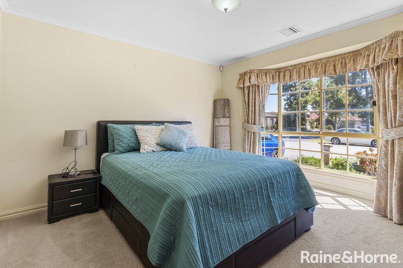 Photo - 32 Hannah Avenue, Hillside VIC 3037 - Image 5