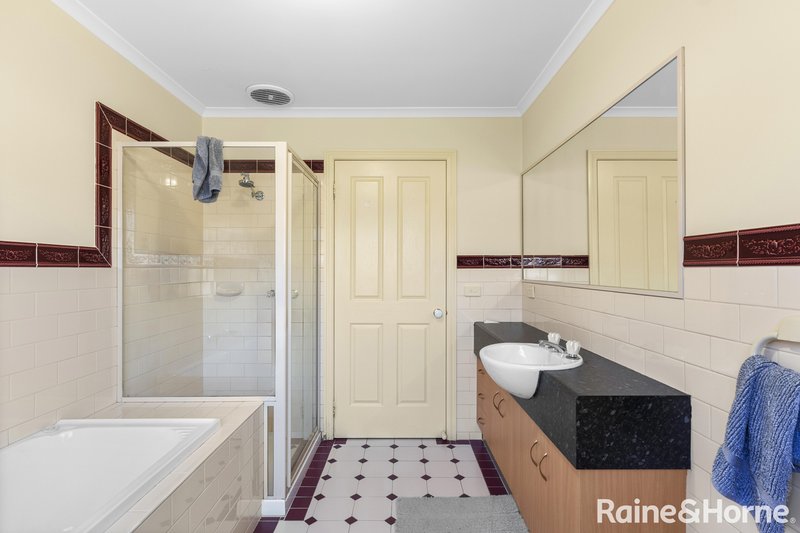 Photo - 32 Hannah Avenue, Hillside VIC 3037 - Image 6